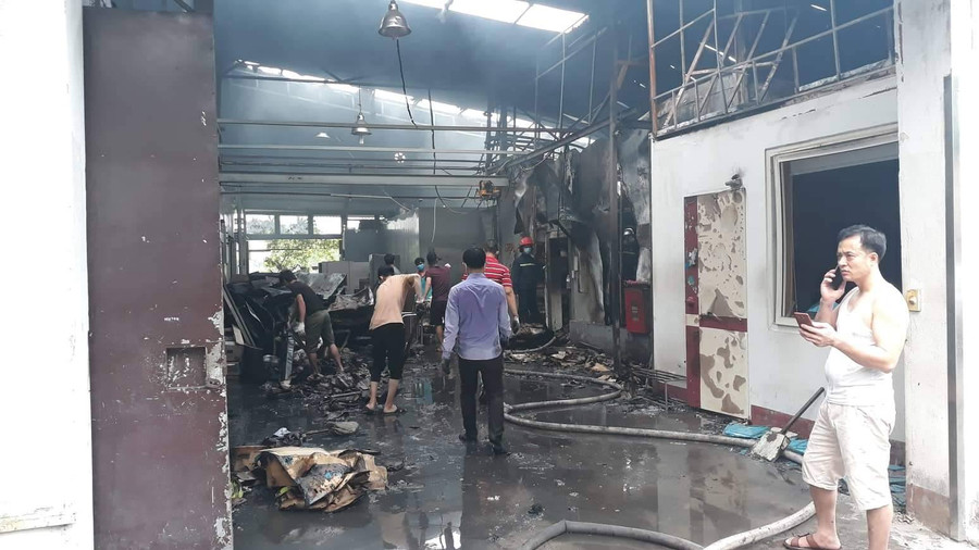 Nhiều vật dụng trong 4 nhà xưởng bị thiêu rụi.