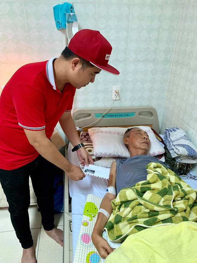 Xót xa hình ảnh nghệ sĩ Lê Bình sốt cao, mê man trên giường bệnh chống chọi ung thư - Ảnh 1. Xót xa hình ảnh nghệ sĩ Lê Bình sốt cao, mê man trên giường bệnh chống chọi ung thư - Ảnh 1.