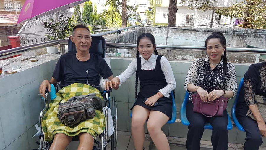 Xót xa hình ảnh nghệ sĩ Lê Bình sốt cao, mê man trên giường bệnh chống chọi ung thư - Ảnh 2. Xót xa hình ảnh nghệ sĩ Lê Bình sốt cao, mê man trên giường bệnh chống chọi ung thư - Ảnh 2.