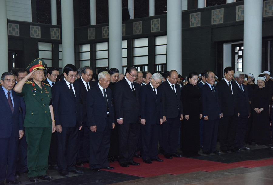 Đoàn đại biểu Ban Chấp hành Trung ương Đảng Cộng sản Việt Nam do Tổng Bí thư, Chủ tịch nước Nguyễn Phú Trọng dẫn đầu viếng đồng chí Đồng Sỹ Nguyên. Ảnh VGP. Đoàn đại biểu Ban Chấp hành Trung ương Đảng Cộng sản Việt Nam do Tổng Bí thư, Chủ tịch nước Nguyễn Phú Trọng dẫn đầu viếng đồng chí Đồng Sỹ Nguyên. Ảnh VGP.