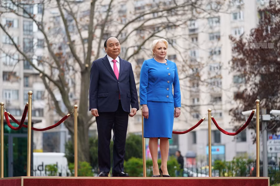 Lễ đón trọng thể Thủ tướng thăm Romania ảnh 2