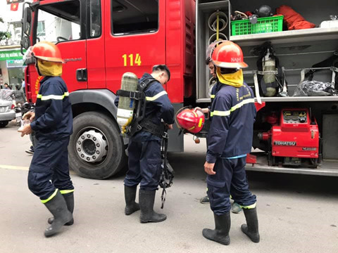 Cháy căn hộ chung cư HH Linh Đàm, cư dân hoảng loạn tháo chạy ảnh 2 Cháy căn hộ chung cư HH Linh Đàm, cư dân hoảng loạn tháo chạy - ảnh 2