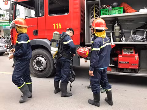 Cháy căn hộ chung cư HH Linh Đàm, cư dân hoảng loạn tháo chạy - ảnh 2