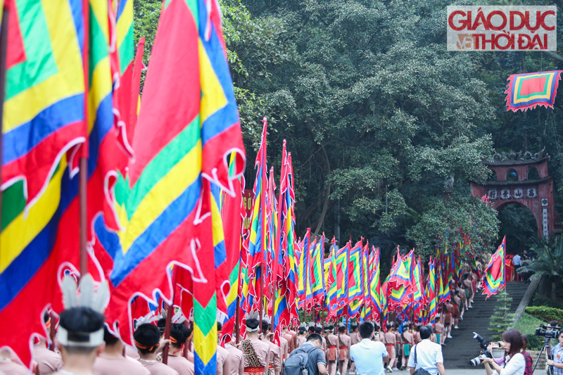 Tiếp theo là đoàn rước kiệu dâng lễ vật hương, hoa, bánh chưng, bánh giầy gắn liền với những truyền thuyết về hoàng tử Lang Liêu và quan niệm Trời tròn - Đất vuông của cha ông ta.