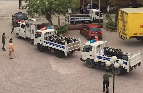 Tang vật vụ án gồm 50 chiếc vỏ loa thùng được cảnh sát chuyển từ Quỳnh Lưu về TP Vinh.