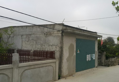 Trưa 18/4 nhà kho từng chứa 7 ta ma túy đang được khó kín cửa sau khi cảnh sát thực hiện xong khám xét. Ảnh: Nguyễn Hải.