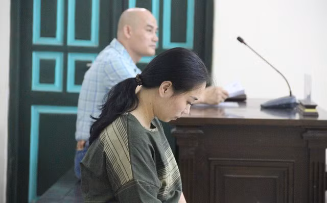  Bị can Nguyễn Thị Vân và ông Nguyễn Văn Thiện tại tòa sáng ngày 10/4. Ảnh: Trí thức trẻ 