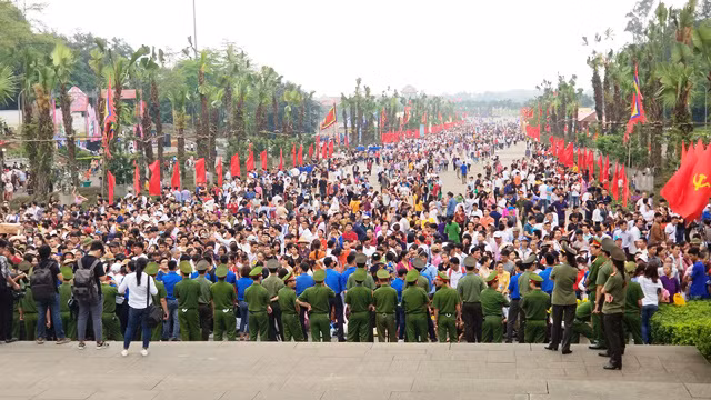 Để đảm bảo an ninh, tỉnh Phú Thọ huy động gần 1.000 cảnh sát, 4.500 tình nguyện viên và 100 chiến sĩ bộ đội tham gia đảm bảo an ninh cho lễ dâng hương.