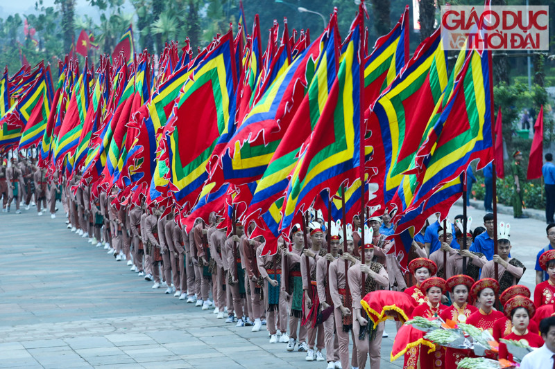 Đi sau là các thiếu nữ mang hương, hoa, lễ vật và 100 thanh niên tượng trưng cho con Lạc, cháu Hồng trong trang phục cổ, tay giương cao cờ hội, thể hiện sức sống mãnh liệt của dòng giống Tiên Rồng...