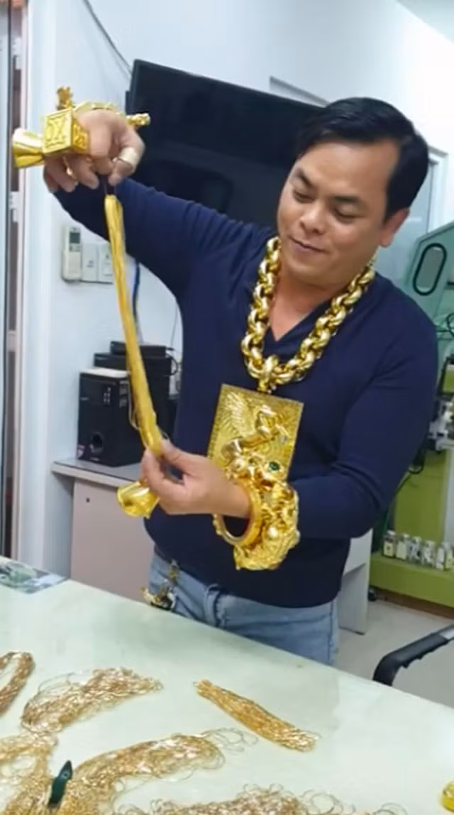  Phúc XO livestream để khoe xưởng luyện vàng riêng. 