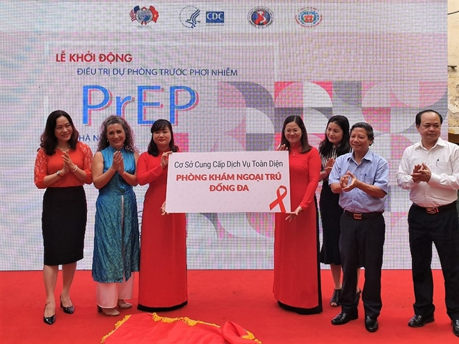 Các vị đại biểu cắt băng khánh thành Cơ sở cung cấp dịch vụ toàn diện Phòng khám đa khoa Đống Đa. Các vị đại biểu cắt băng khánh thành Cơ sở cung cấp dịch vụ toàn diện Phòng khám đa khoa Đống Đa.