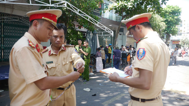 Lực lượng CSGT làm việc tại hiện trường vụ tai nạn /// ẢNH: HOÀNG TRỌNG