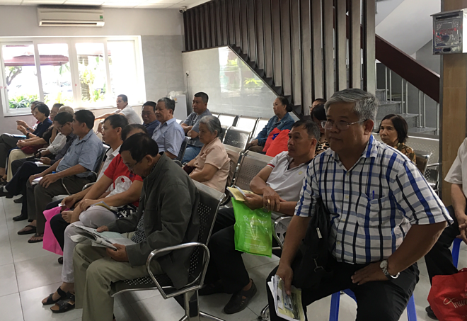 Nhiều người già, trẻ em TP HCM nhập viện do nắng nóng ảnh 2 Bệnh nhân khám tại bệnh viện Thống Nhất chủ yếu mắc các bệnh về hô hấp, tăng huyết áp, tim mạch. Ảnh: Cẩm Anh