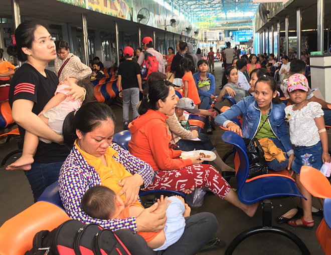 Nhiều người già, trẻ em TP HCM nhập viện do nắng nóng ảnh 1 Các bệnh nhi đang chờ khám bệnh và lấy kết quả tại bệnh viên Nhi Đồng 1. Ảnh: Cẩm Anh