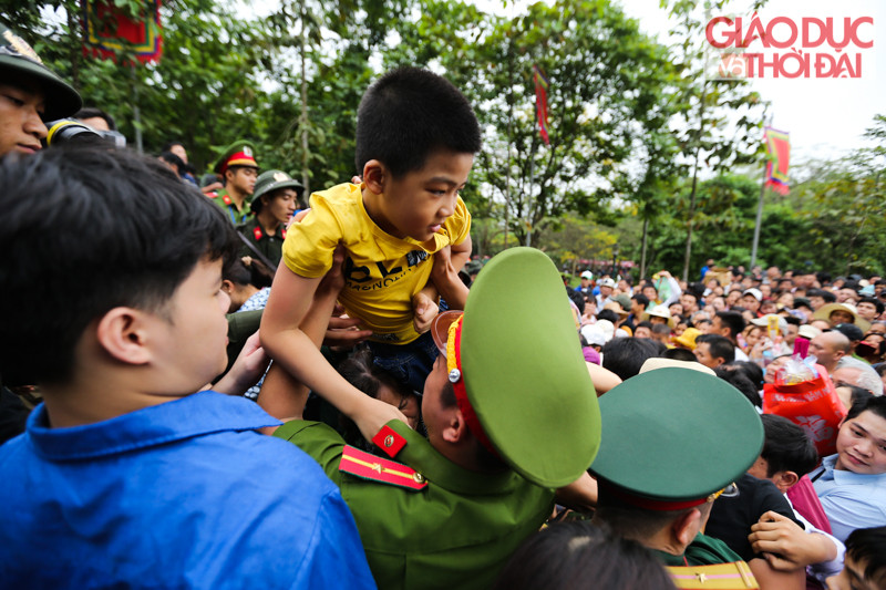 Lực lượng an ninh phải bế những cháu nhỏ trong đám đông ra ngoài do có hiện tượng chen lấn.