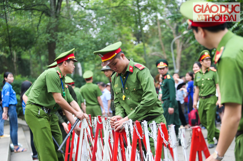 7h30 lực lượng an ninh lập hàng rào để đảm bảo an toàn, tránh ùn tắc và chen lấn.