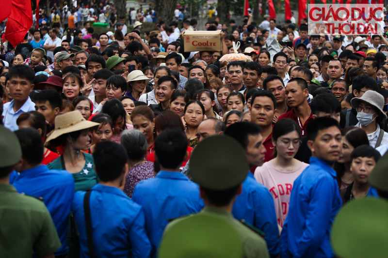 Lượng người dồn về khu vực hướng lên đền Thượng ngày càng đông.