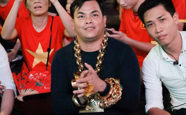  Phúc XO được biết đến là người đeo nhiều vàng nhất Việt Nam. 