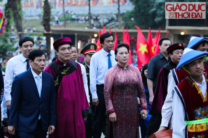 Chủ tịch Quốc hội Nguyễn Thị Kim Ngân cùng các đồng chí lãnh đạo Đảng, Nhà nước, tỉnh Phú Thọ và đông đảo đồng bào tham dự Lễ dâng hương tưởng niệm các Vua Hùng.
