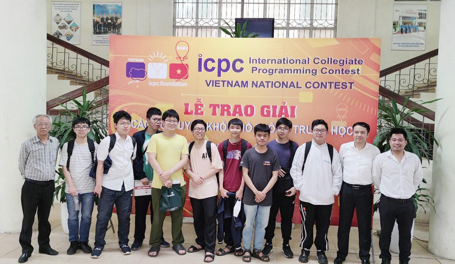 Thầy và trò cùng nhau lưu lại kỷ niệm tại lễ trao giải Cuộc thi lập trình sinh viên quốc tế ICPC 2021 bảng thi dành cho khối THPT tại Trường ĐH Công nghệ - ĐHQG Hà Nội ngày 27/4/2022. Thầy và trò cùng nhau lưu lại kỷ niệm tại lễ trao giải Cuộc thi lập trình sinh viên quốc tế ICPC 2021 bảng thi dành cho khối THPT tại Trường ĐH Công nghệ - ĐHQG Hà Nội ngày 27/4/2022.