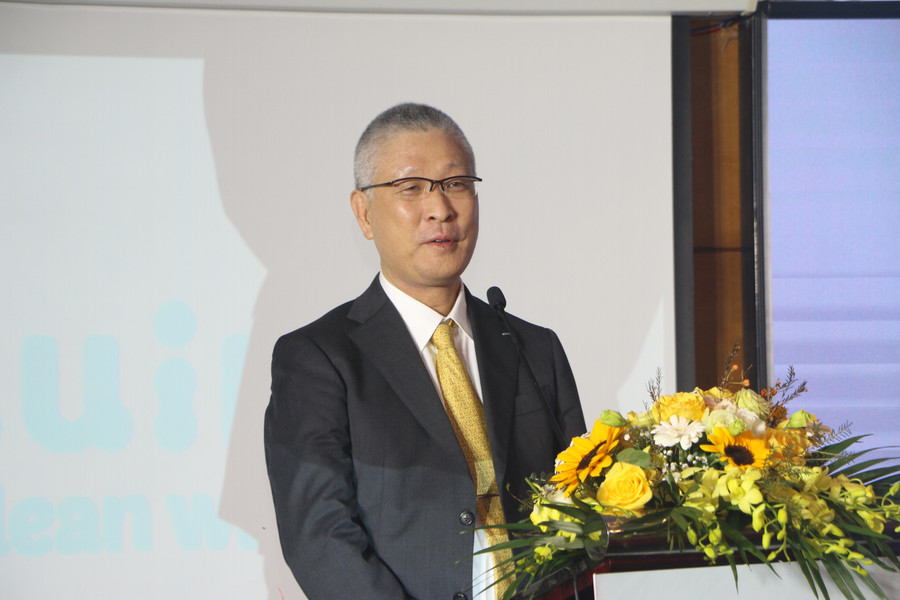 Ông Shigeaki Kazama - Phó Tổng Giám đốc Bộ phận Phát triển bền vững toàn cầu thuộc Tập đoàn Suntory chia sẻ ý kiến tại buổi lễ. Ông Shigeaki Kazama - Phó Tổng Giám đốc Bộ phận Phát triển bền vững toàn cầu thuộc Tập đoàn Suntory chia sẻ ý kiến tại buổi lễ.