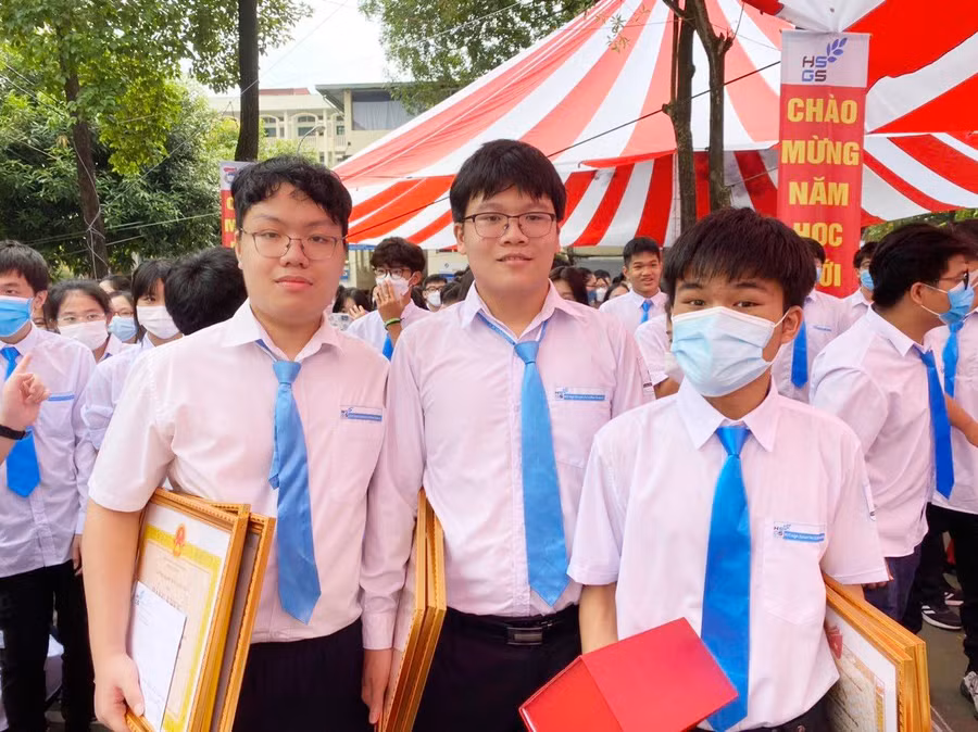 Nguyễn Nhật Minh (bìa trái) và các bạn về nhận Bằng khen trong dịp khai giảng năm học mới 2022-2023 tại Trường THPT Chuyên Khoa học tự nhiên. 