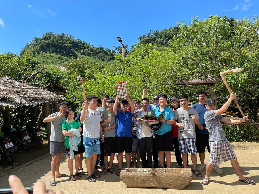 Gia đình và thầy cô luôn tạo điều kiện để các em tham gia các hoạt động tập thể, dã ngoại để tăng cường tình đoàn kết. Gia đình và thầy cô luôn tạo điều kiện để các em tham gia các hoạt động tập thể, dã ngoại để tăng cường tình đoàn kết.