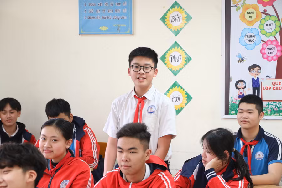 Các em học sinh lớp 8A5 trong một giờ học Ngữ văn trên lớp.