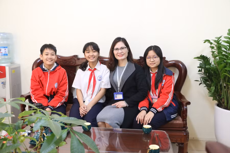 Trong mọi phòng học hay phòng làm việc ở Trường THCS Thị trấn Văn Điển đều xuất hiện màu xanh của hoa cây cảnh thân thiện với môi trường. Ảnh: Đình Tuệ.