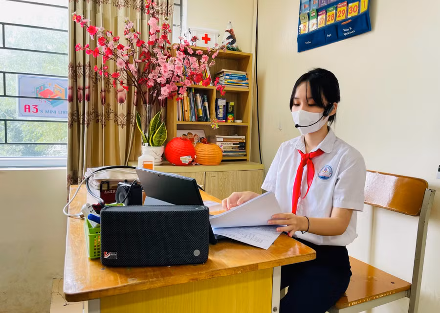 Không gian mỗi lớp học được bố trí khoa học, đồng bộ với các thiết bị CNTT cần thiết kèm cây xanh.