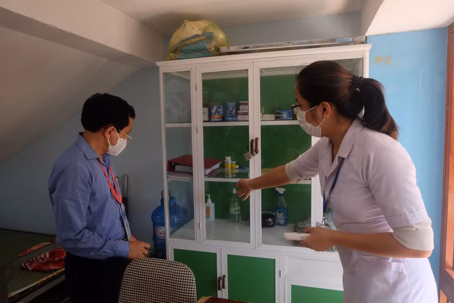 Kiểm tra khu vực y tế của điểm thi trường Tiểu học, THCS, THPT Hermann Gmeiner.