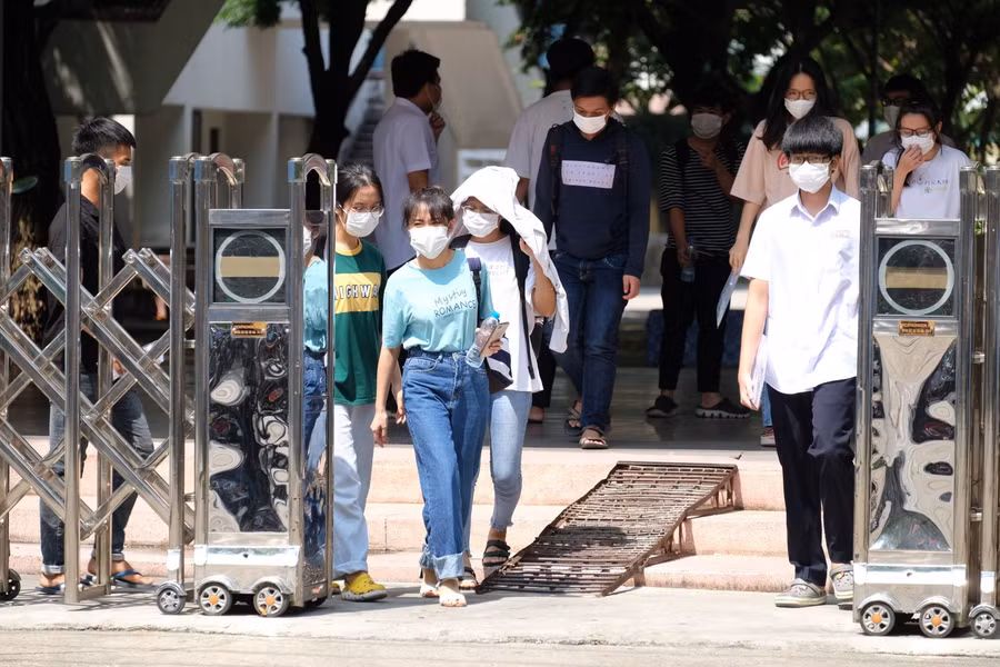 Thí sinh ở điểm thi trường THPT Phan Châu Trinh sau khi hoàn thành bài thi, ra khỏi điểm thi.