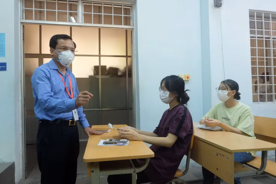 Ông Mai Văn Trinh động viên các thí sinh tại điểm thi trường THPT chuyên Lê Quý Đôn TP Đà Nẵng.