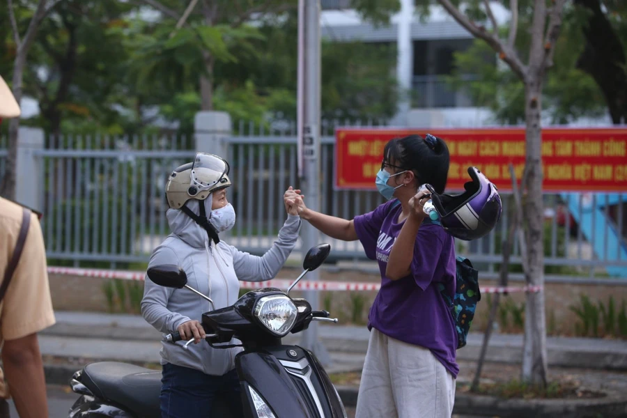 Mẹ và con bày tỏ quyết tâm trước khi bước vào phòng thi. 