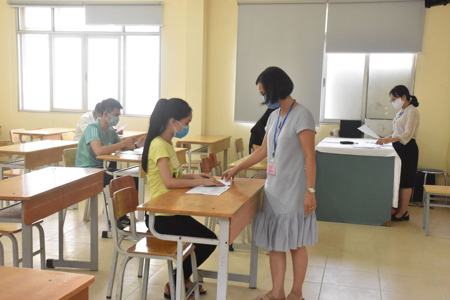 Cán bộ coi thi tra danh sách thí sinh tham gia thi