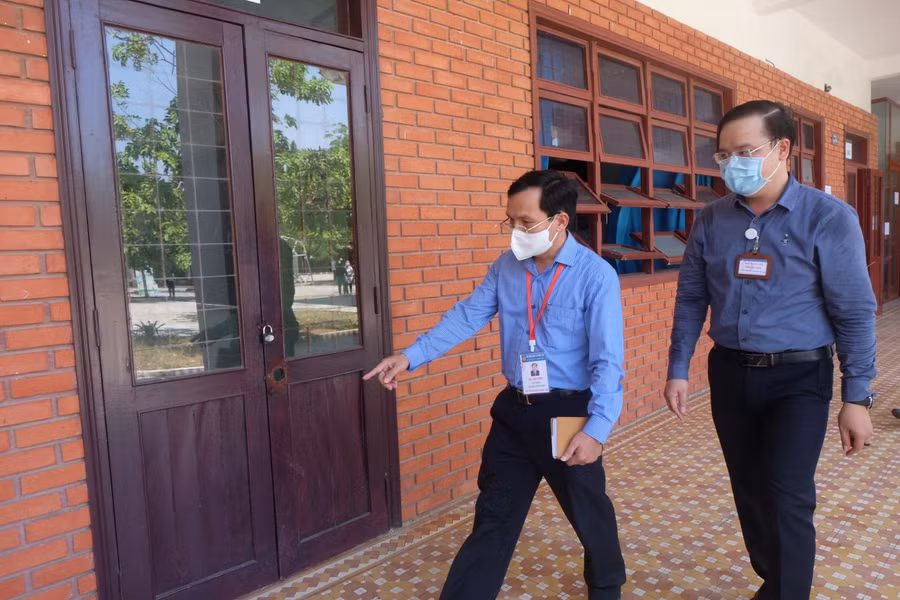 Ông Mai Văn Trinh (trái) và ông Trần Nguyễn Minh Thành – Phó Giám đốc Sở GD&amp;ĐT TP Đà Nẵng đi kiểm tra tại điểm thi trường Tiểu học, THCS, THPT Hermann Gmeiner.