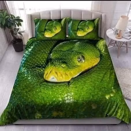 Toàn bộ phần chăn và gối đều là hình ảnh "siêu thực" của con trăn khổng lồ chằm chằm nhìn "con mồi"