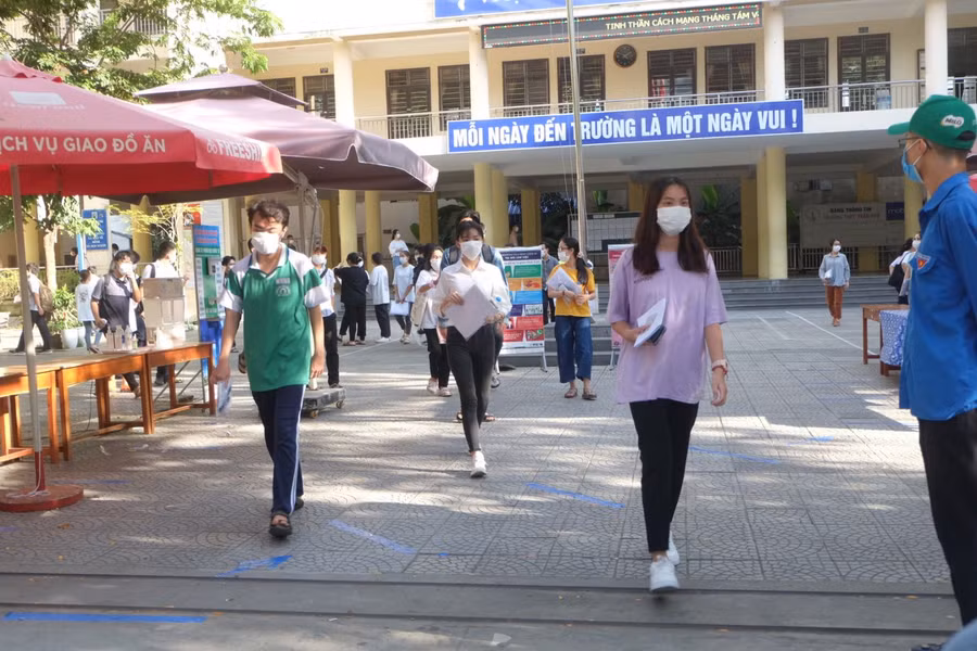 Các thí sinh tại điểm thi Trường THPT Trần Phú ( TP Đà Nẵng) ra về sau khi thi xong môn Toán.