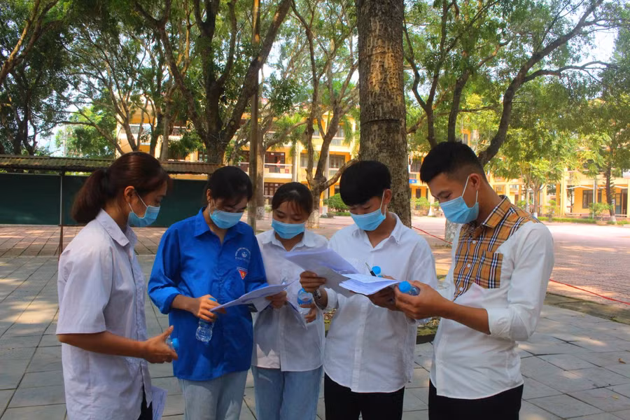 Đề thi môn Ngữ văn vừa sức, cấu trúc tương đương đề thi đợt 1 ảnh 7