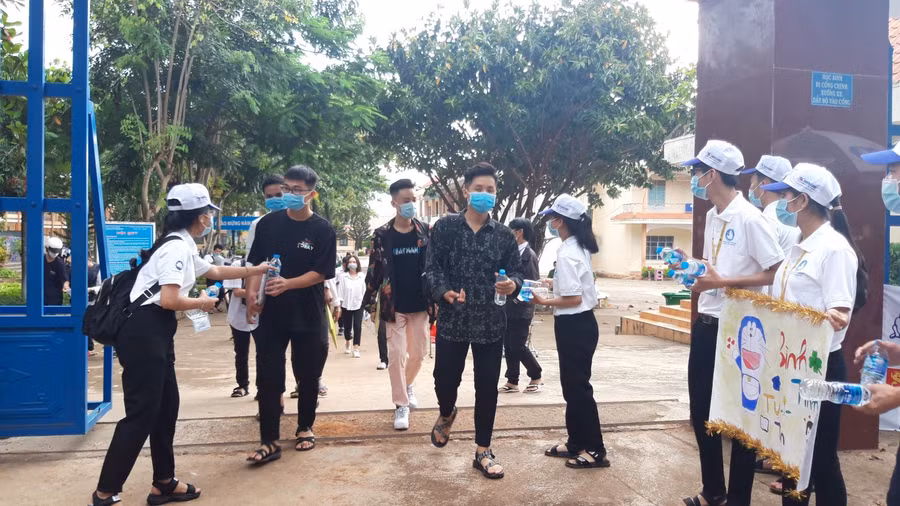 Thí sinh rạng ngời, tự tin bước ra khỏi phòng thi.