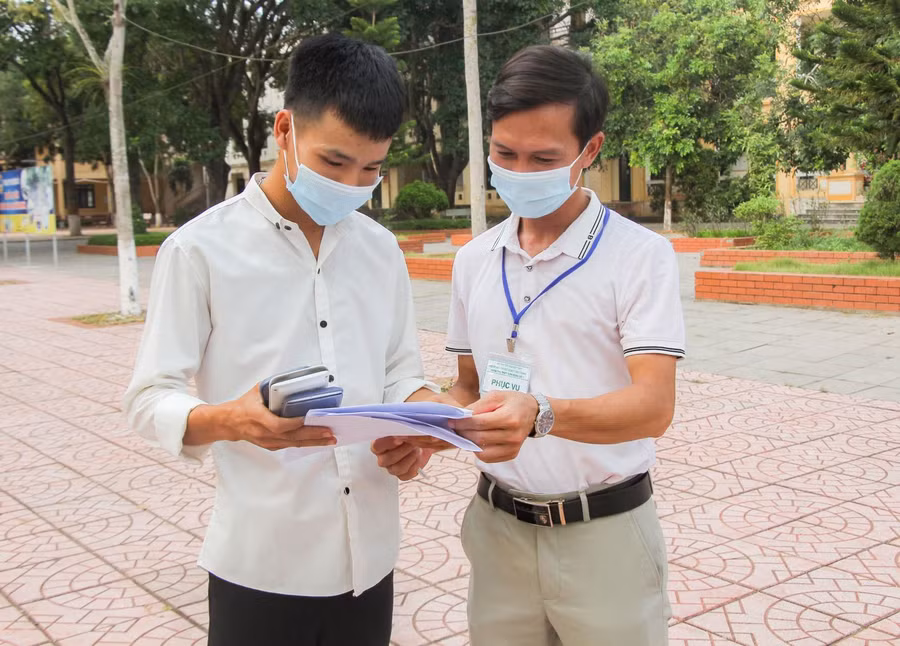 Thí sinh Chu Văn Nam (bên trái) tự tin với bài thi môn Toán chiều 3/9.