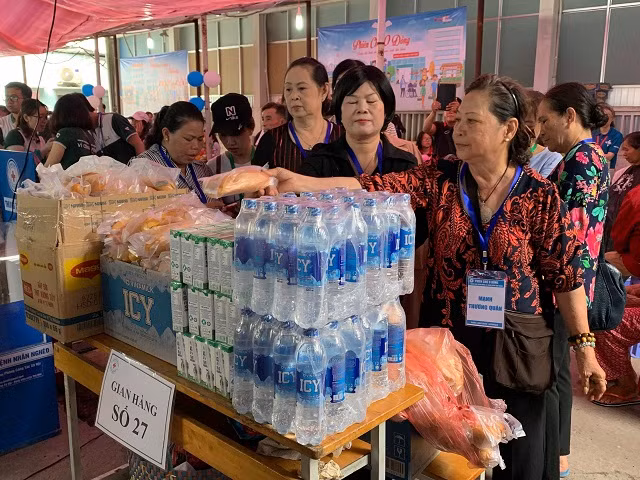 Gian hàng nước uống, sữa, bánh mì sẵn sàng phục vụ miễn phí cho bệnh nhân nghèo đang điều trị tại bệnh viện quận Thủ Đức