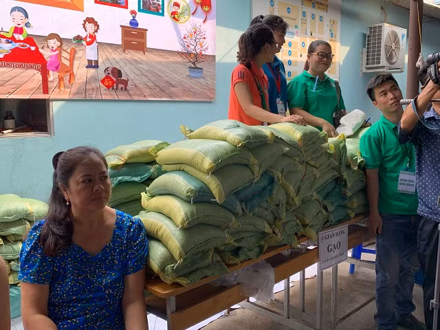 Gian hàng gạo với hàng trăm ký gạo sẵn sàng phục vụ bệnh nhân có hoàn cảnh khó khăn Gian hàng gạo với hàng trăm ký gạo sẵn sàng phục vụ bệnh nhân có hoàn cảnh khó khăn