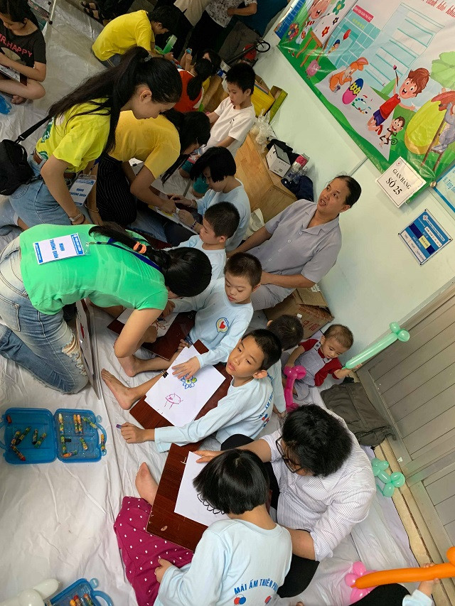 Tại phiên chợ 0 đồng các bệnh nhi được chăm sóc một cách tận tình