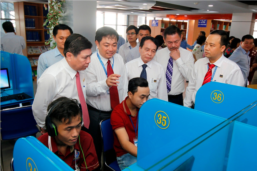 Chủ tịch UBND TPHCM tham quan môi trường học tập của sinh viên