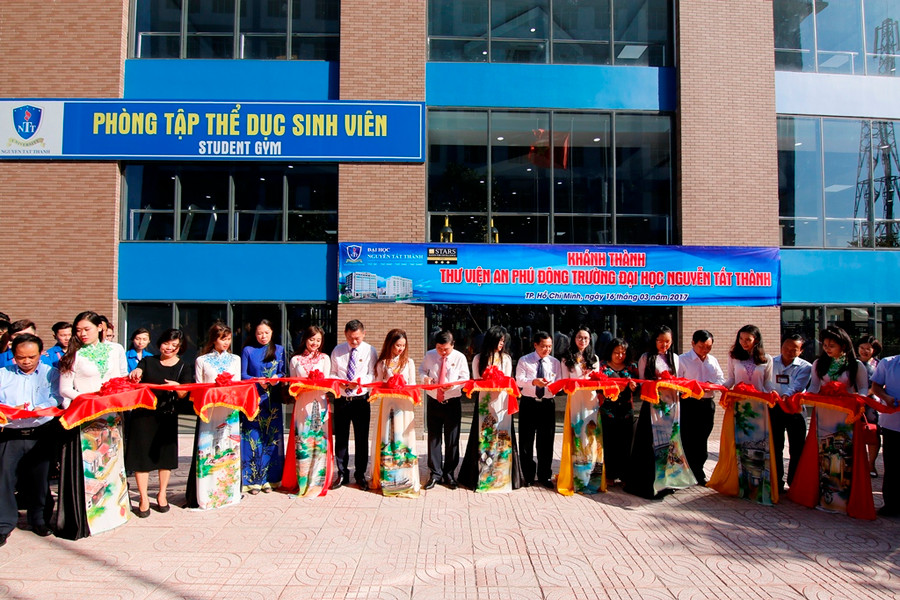 Đoàn đại biểu UBND TPHCM cùng cắt băng khánh thành Thư viện nhà trường