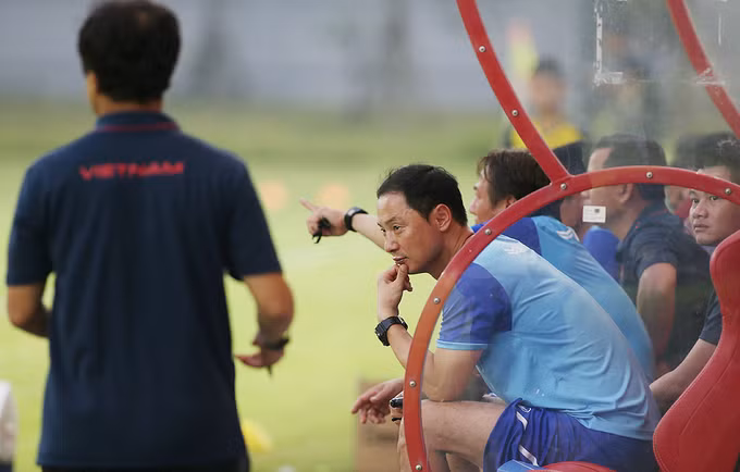 HLV Park Hang-seo ngồi khán đài chỉ đạo U23 Việt Nam thi đấu
