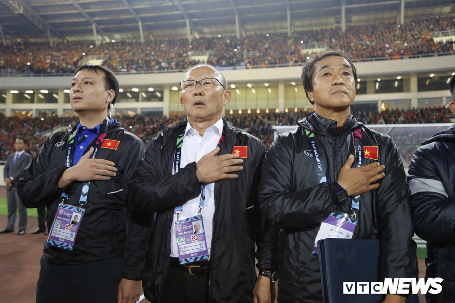 Bộ đôi thầy Hàn Park Hang Seo (giữa) và Lee Young-jin (phải) muốn giúp bóng đá Việt Nam xây giấc mơ World Cup Bộ đôi thầy Hàn Park Hang Seo (giữa) và Lee Young-jin (phải) muốn giúp bóng đá Việt Nam xây giấc mơ World Cup