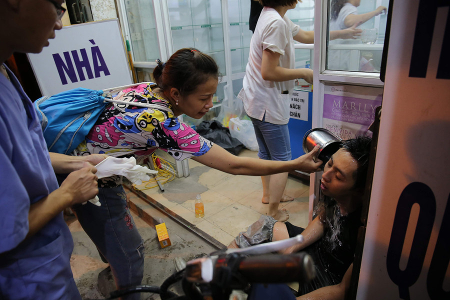 Chiến sĩ PCCC mệt và bị ngạt khói do chữa cháy Chiến sĩ PCCC mệt và bị ngạt khói do chữa cháy