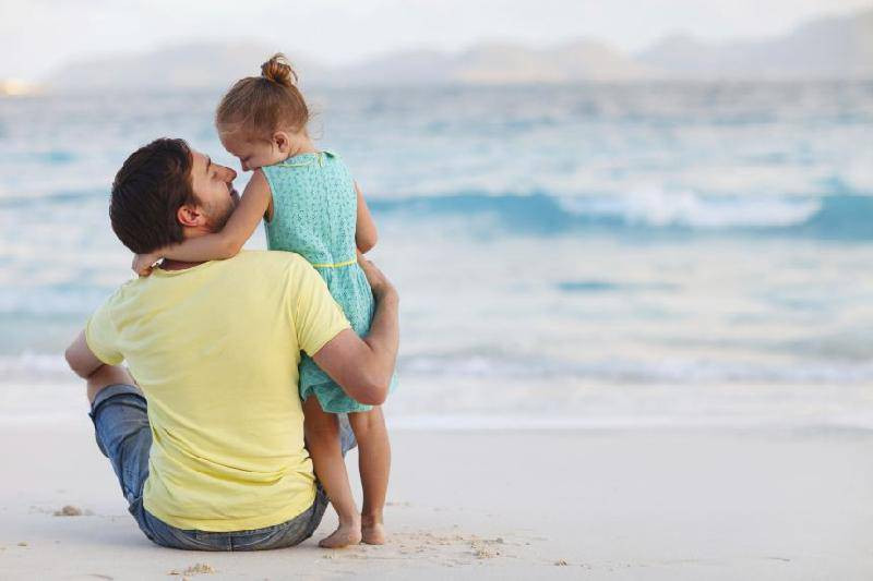 Con bé lại đặc biệt quấn bố, hôm nào tôi về muộn là con bé quyết không ngủ để đợi bố về. Đúng là người ta nói không sai, con gái có lẽ là người tình kiếp trước của cha. (Ảnh minh họa) Con bé lại đặc biệt quấn bố, hôm nào tôi về muộn là con bé quyết không ngủ để đợi bố về. Đúng là người ta nói không sai, con gái có lẽ là người tình kiếp trước của cha. (Ảnh minh họa)